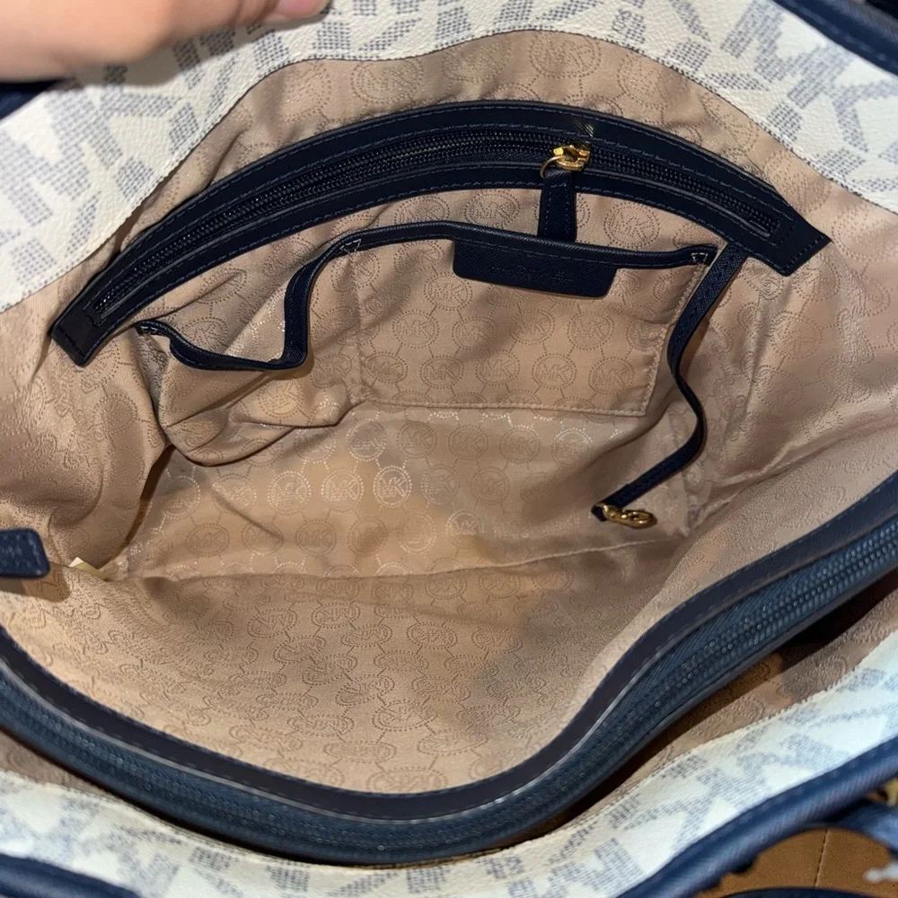 Michael Kors White & Navy Monogram Tote Bag with Wallet - Picture 6 of 13